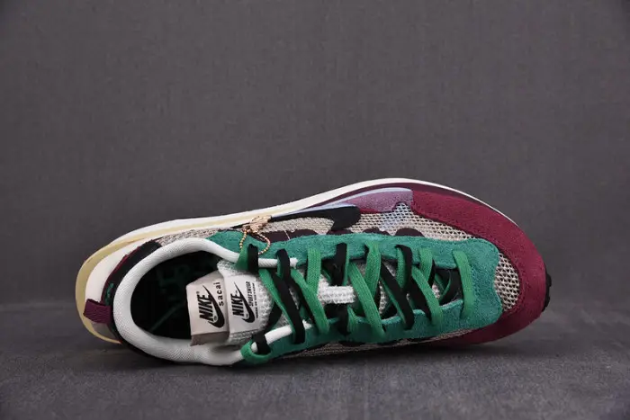 nike vaporwaffle sacai villain red neptune green 