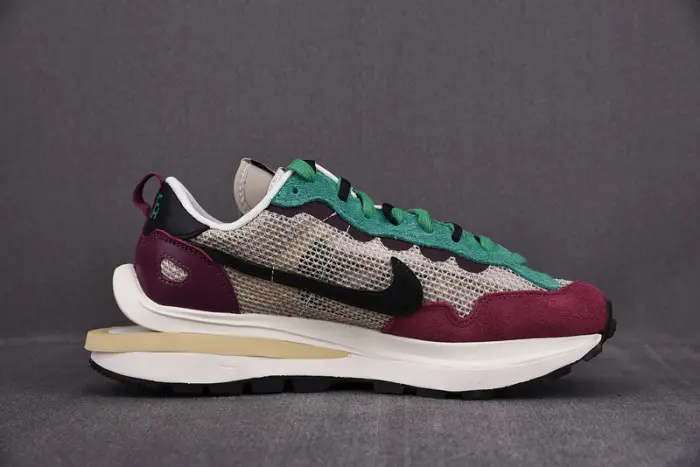 nike vaporwaffle sacai villain red neptune green 