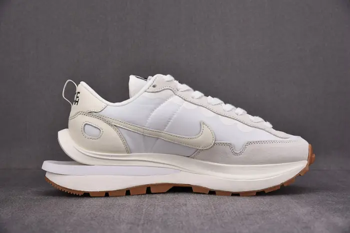 nike vaporwaffle sacai sail gum 