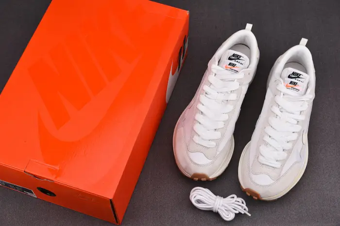 nike vaporwaffle sacai sail gum 