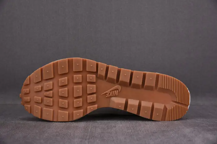 nike vaporwaffle sacai sail gum 