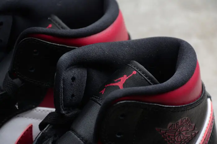 air jordan 1 mid bred toe 
