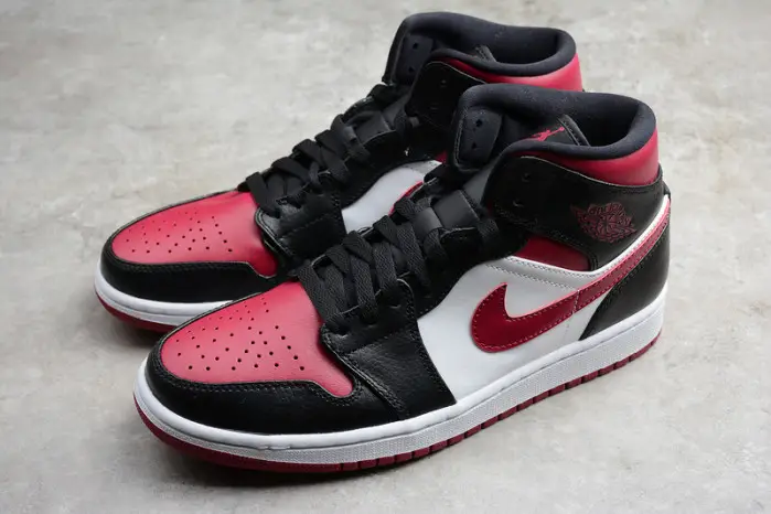 air jordan 1 mid bred toe 